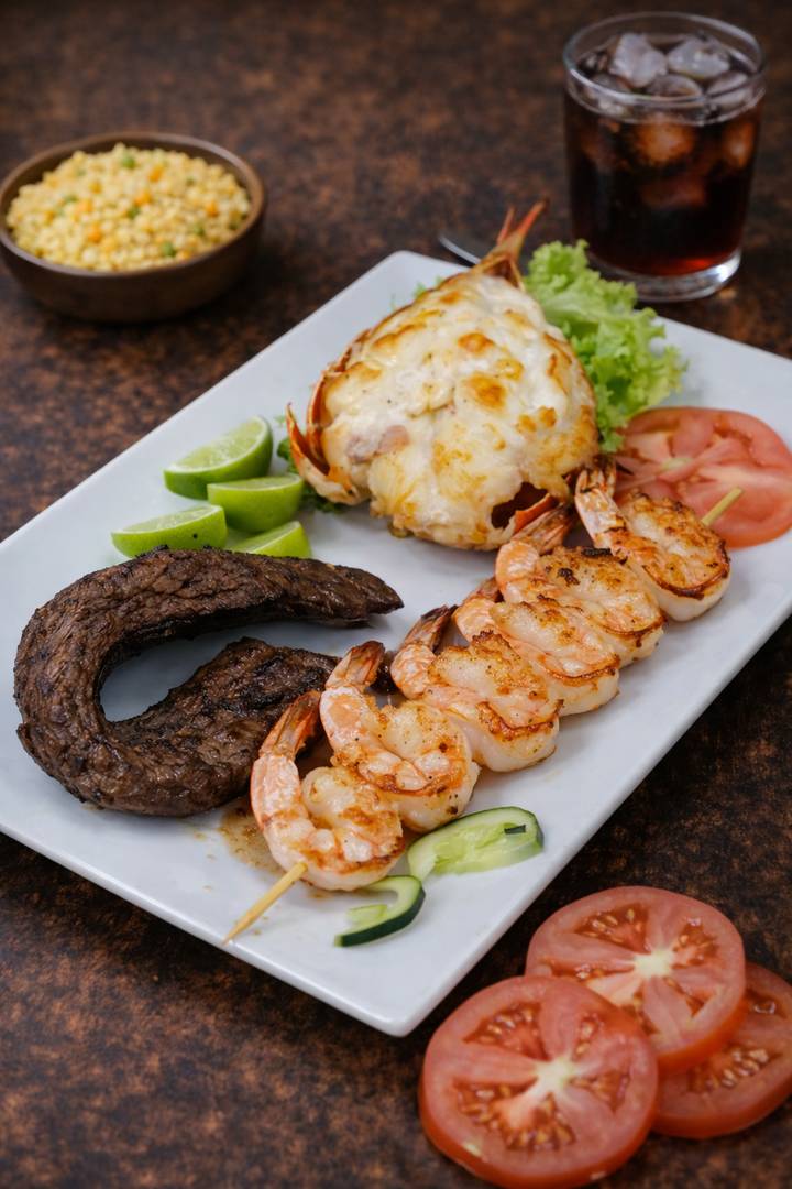 Mar y tierra con churrasco, langosta y camarones