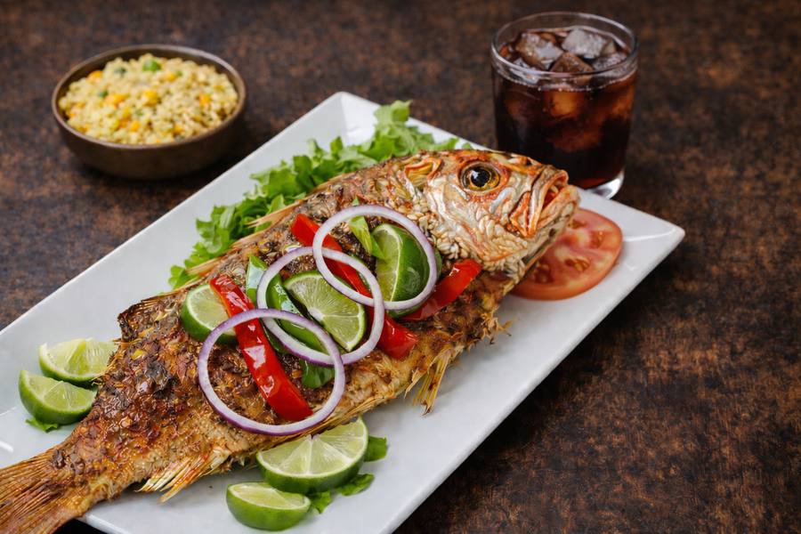 Pargo frito entero con cebolla, ajíes y limón
