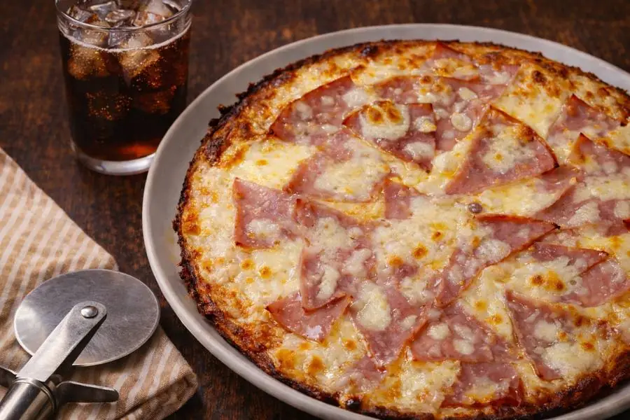 Pizza cubana de jamón con bordes de queso dorados