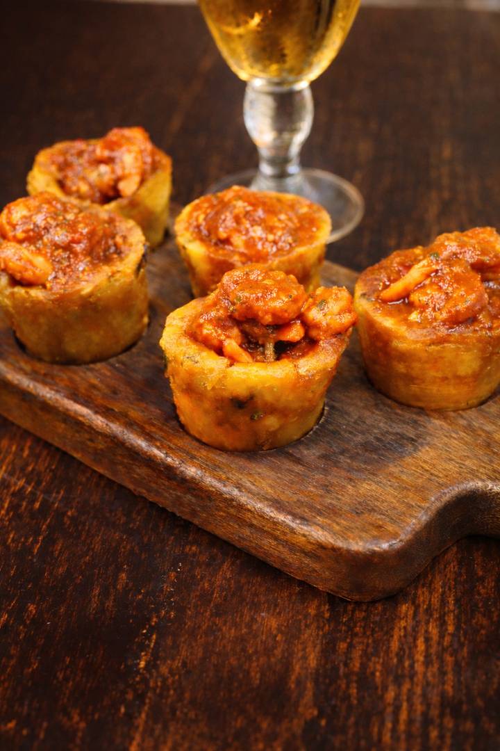 Tostones rellenos de camarón en salsa criolla