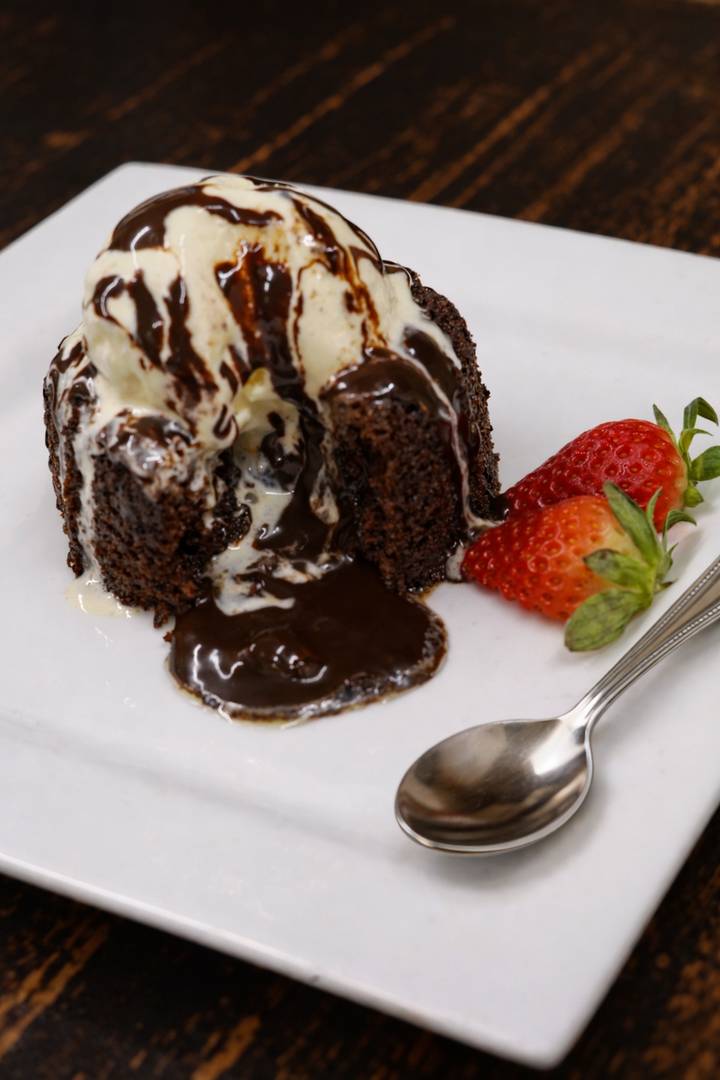 Volcán Habanero, bizcocho de chocolate derretido con helado de vainilla